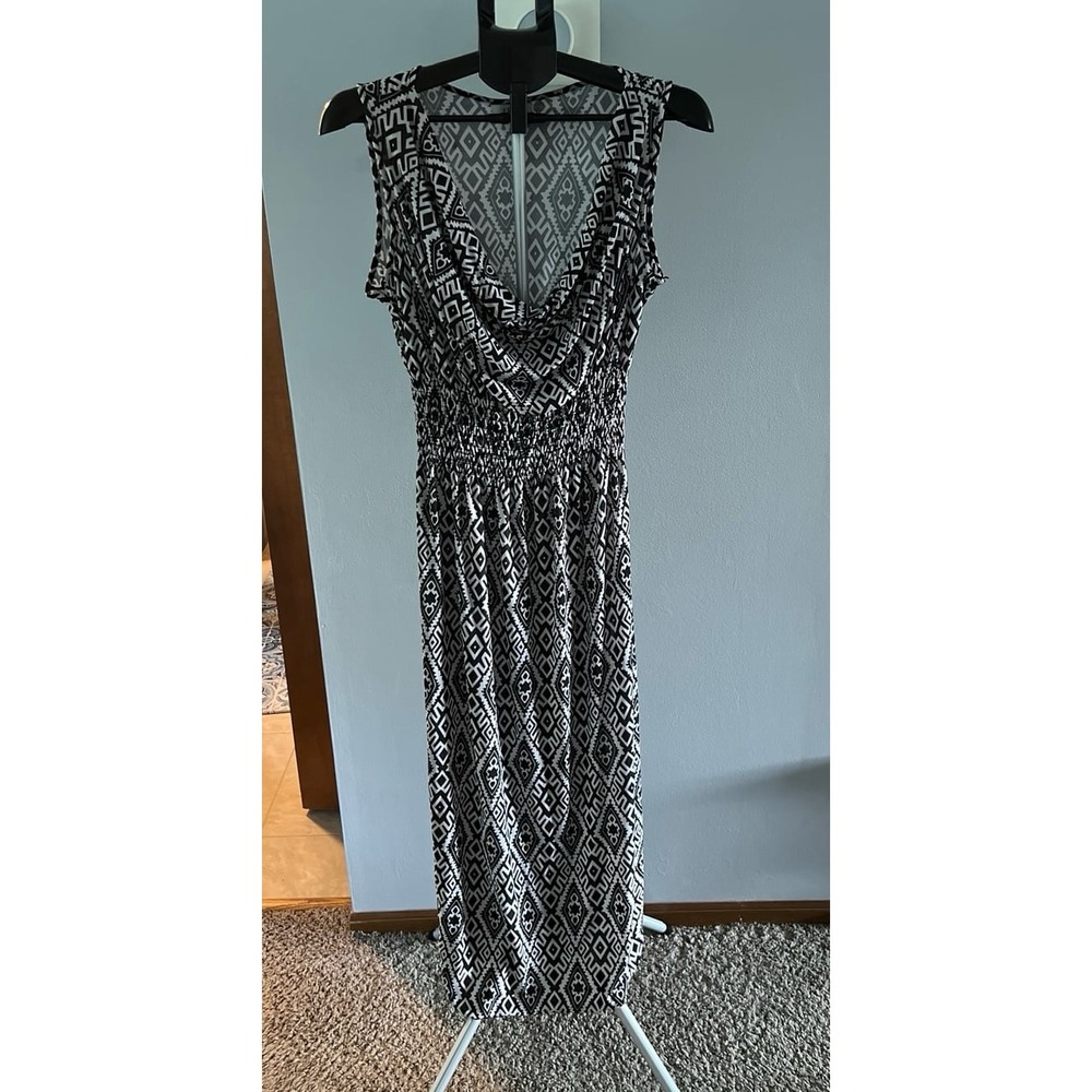 VLD Women's Black And White Geometric‎ Design sleeveless maxi dress size Large